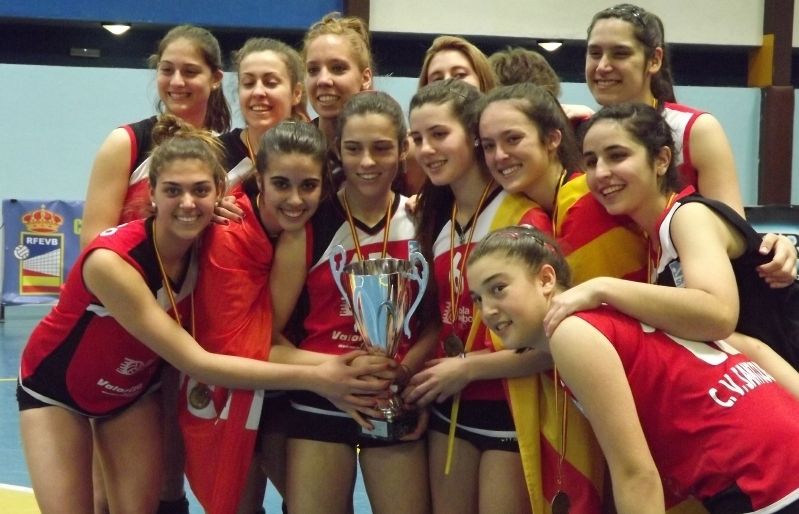 L'equip juvenil A femení del CV Sant Cugat, amb el trofeu de campió d'Espanya de clubs. FOTO: CV Sant Cugat