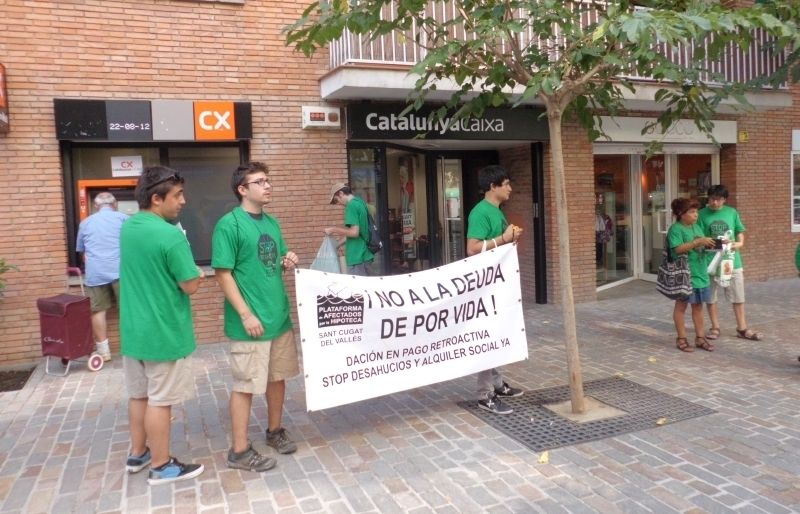 Durant una de les manifestacions que ha dut a terme la PAH. FOTO: Arxiu