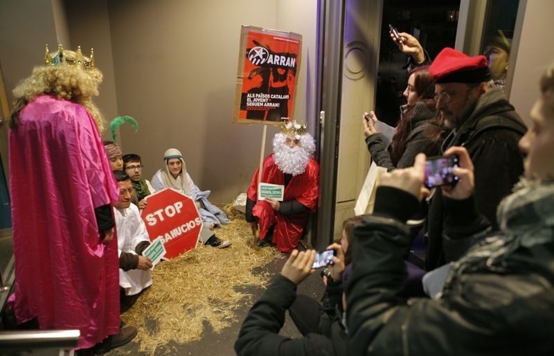 La protesta ha acabat amb un pessebre vivent dins d'un caixer. FOTO: Artur Ribera
