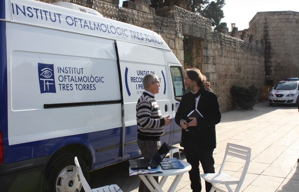 Grangé durant la seva visita a la unitat mòbil. FOTO: Cedida