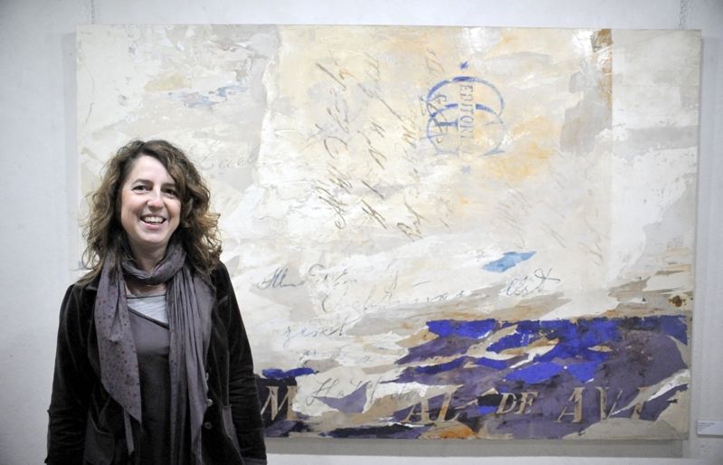 Carme Aliaga al costat de la seva obra. FOTO: Amanda Bernal