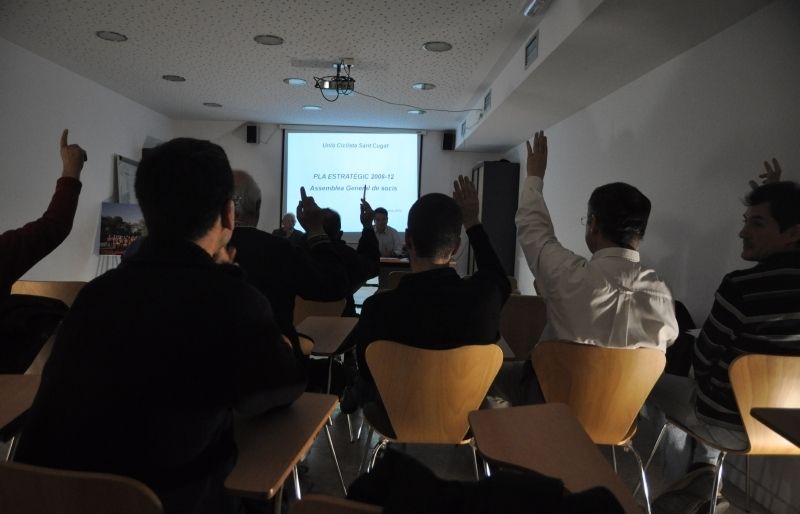Els socis de la Unió Ciclista Sant Cugat van decidir a mà alçada l'ajornament de l'assemblea i les eleccions. FOTO: Pere Fernández