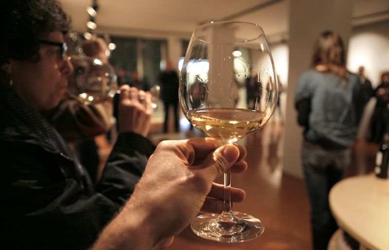 A banda de descobrir els vins, els assistents van descobrir una història de vi i art, amb Sara Jové. FOTO: Artur Ribera