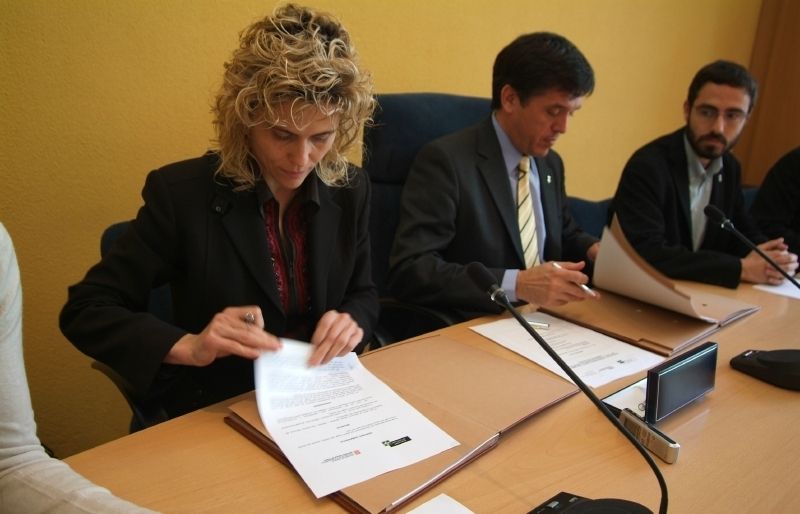 Anna Pruna i Lluís Recoder van signar el conveni l'abril del 2006. FOTO: Arxiu