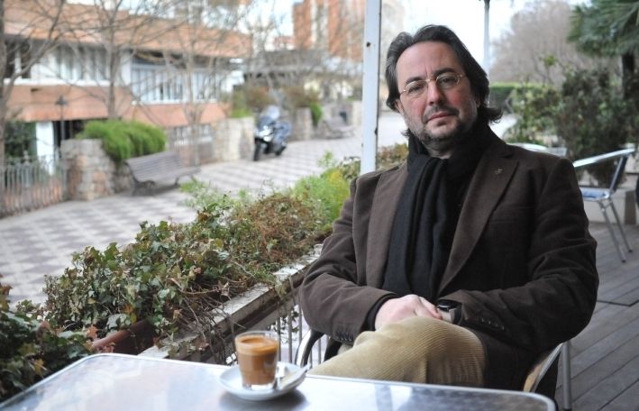 Raül Grangé en un bar a la rambla de Can Mora FOTO: Amanda Bernal