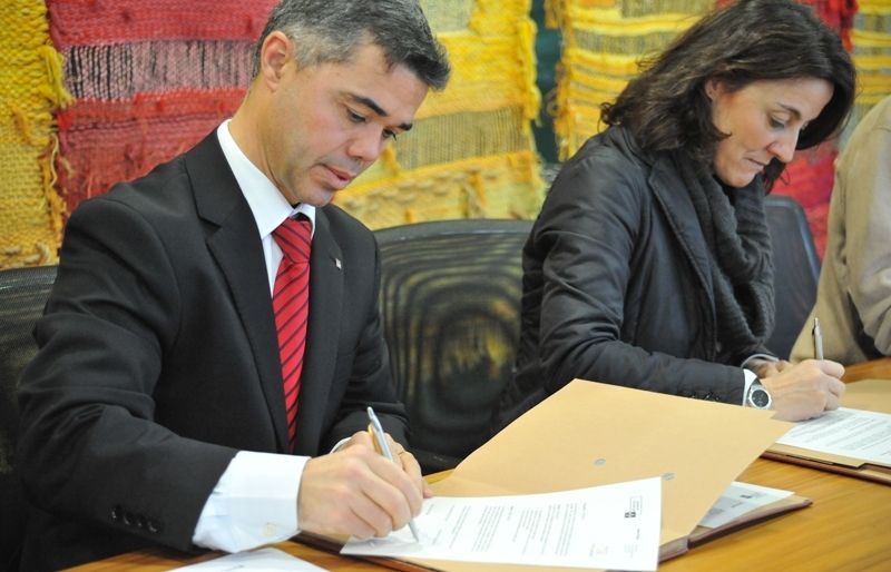 Ivan Tibau i Mercè Conesa han signat el conveni. FOTO: Amanda Bernal