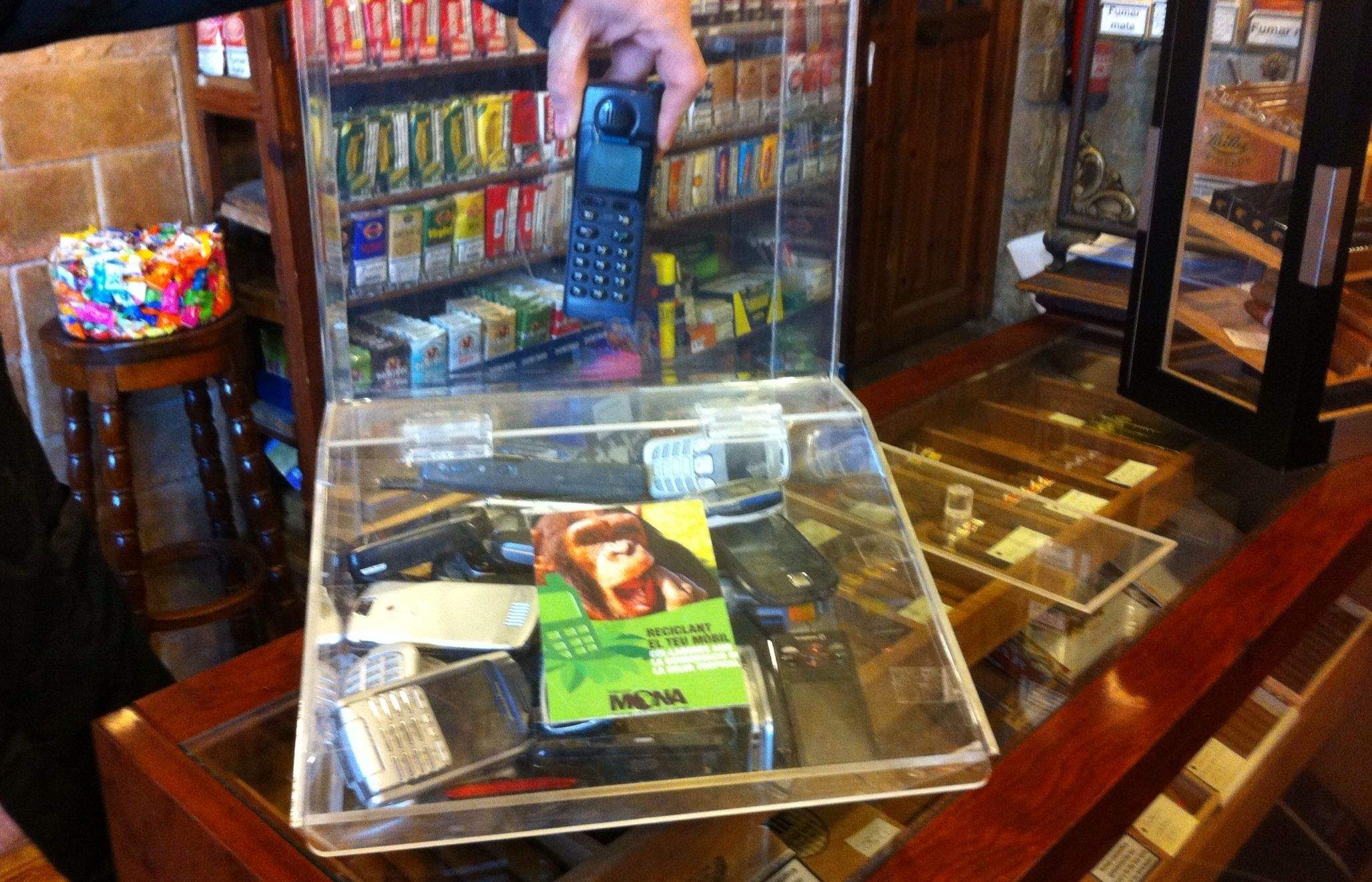 A l'urna es poden deixar tot tipus de telèfons mòbils. FOTO: M. S.