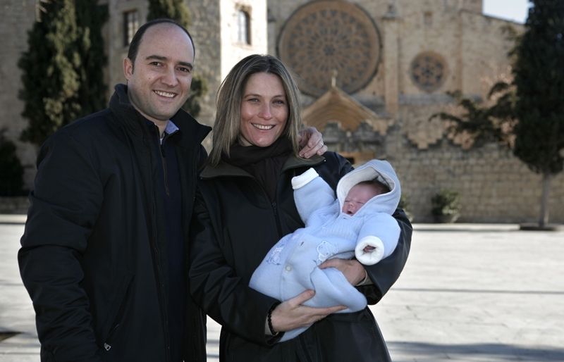 Pirmer santcugatenc de l'any que s'ha registrat, amb els seus pares. FOTO: Artur Ribera