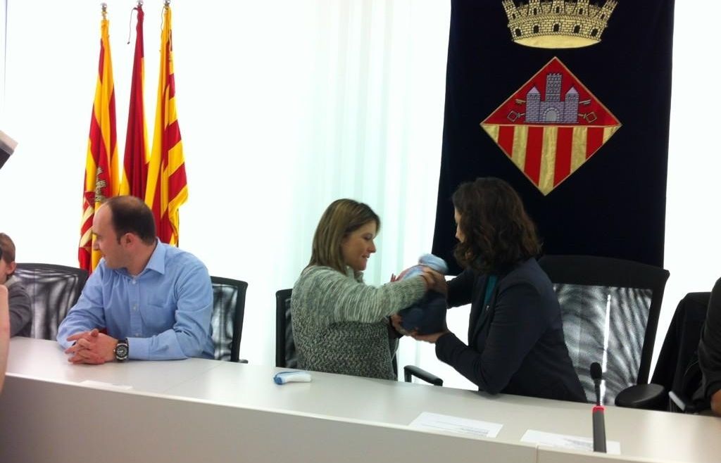 Conesa agafant el nouvingut. FOTO: JM