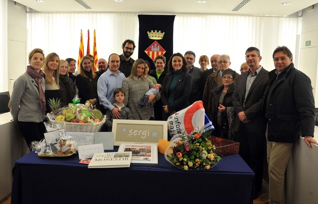 El primer santcugatenc de l'any rodejat dels promotors del concurs. FOTO: Localpres