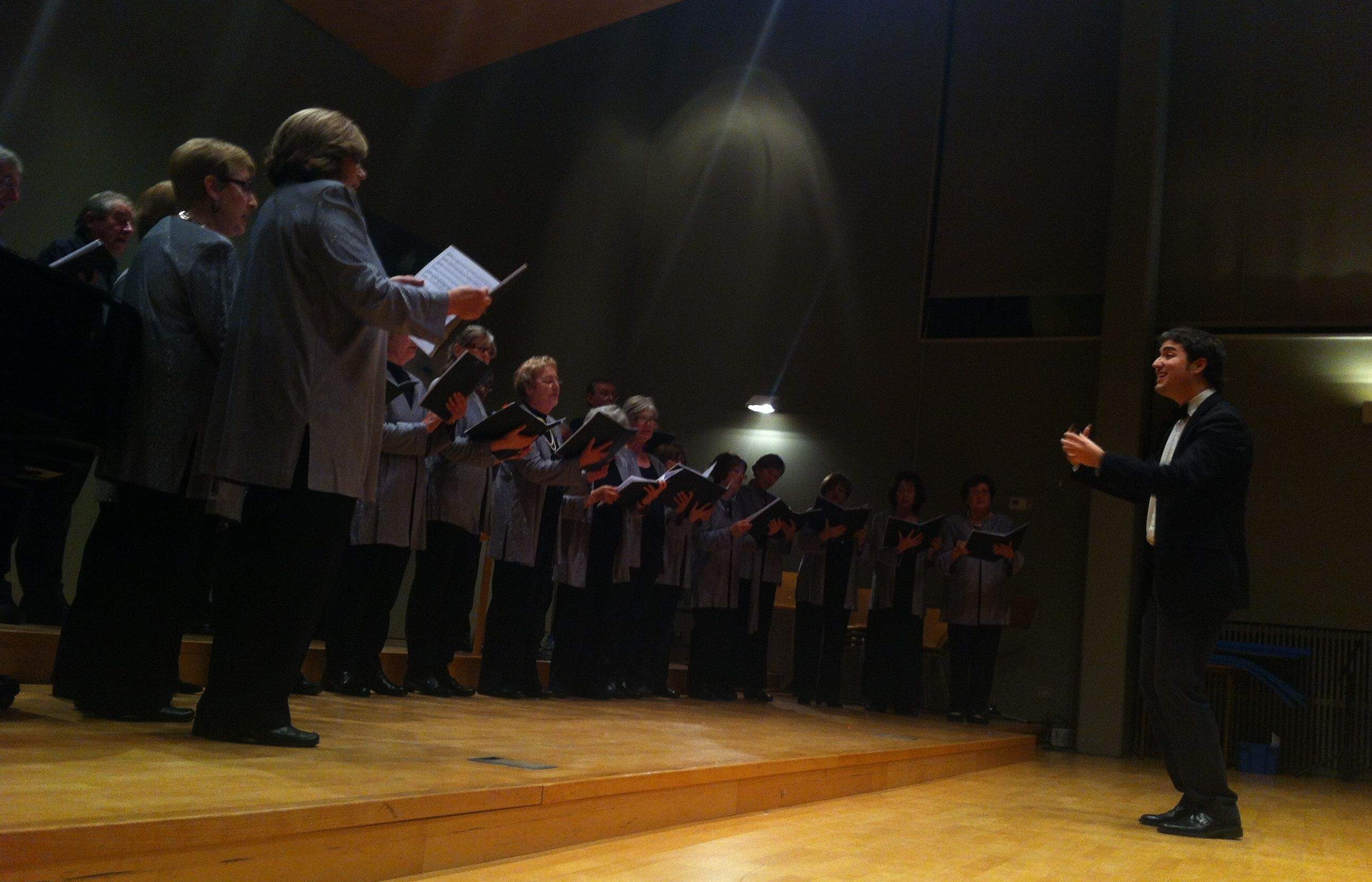 La Coral Sant Cugat del CMSC interpretant el repertori de Nadal. FOTO: M. Sagalés