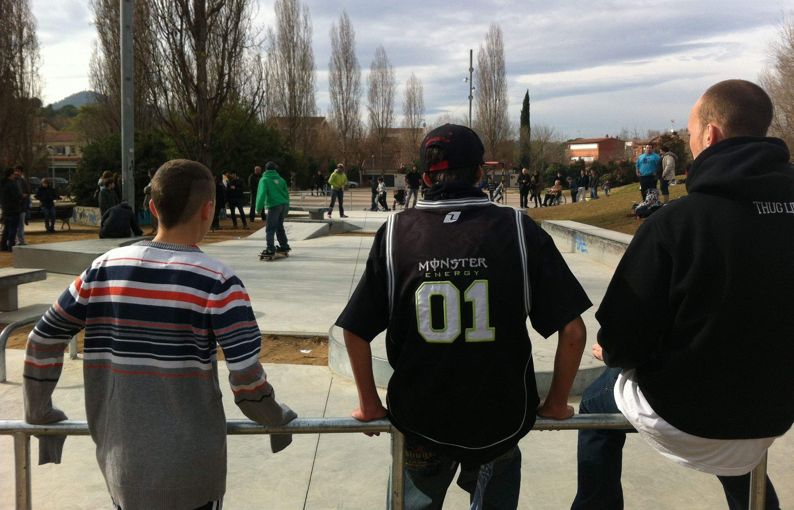 Uns joves miren com els 'riders' practiquen Skate. FOTO: M. Sagalés