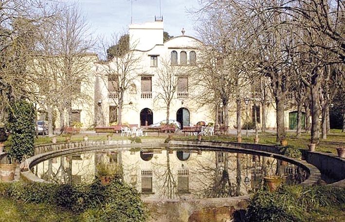 Al costat de la masia de Can Catà hi ha una moderna ermita