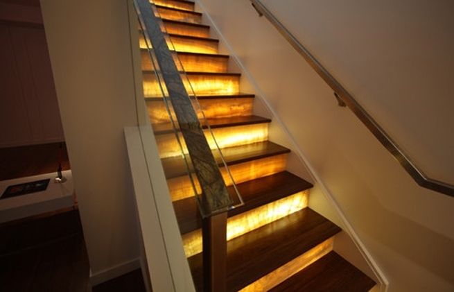 Es poden integrar llums en la contrapetjada de l'esgraó