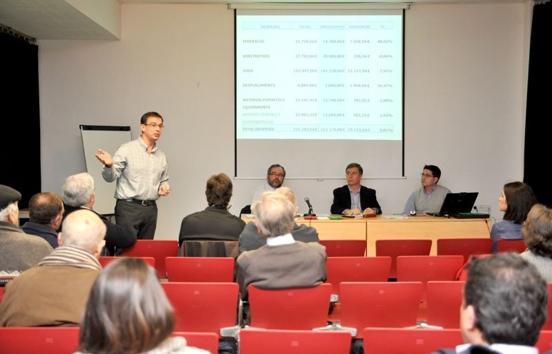 Tomàs Subirà, en l'assemblea del Sant Cugat Esport FC. FOTO: Amanda Bernal