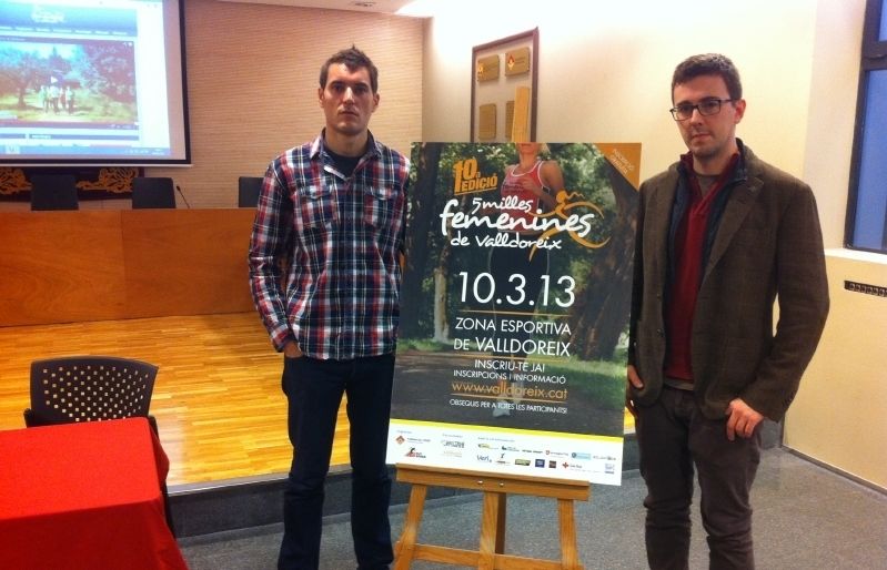 Oriol Gràcia i Xavier Gavaldà, amb el cartell de les 5 Milles Femenines de Valldoreix. FOTO: Àlex López Puig