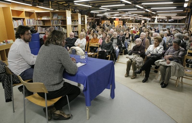 La sala de la biblioteca es va quedar petita. FOTO: Artur Ribera