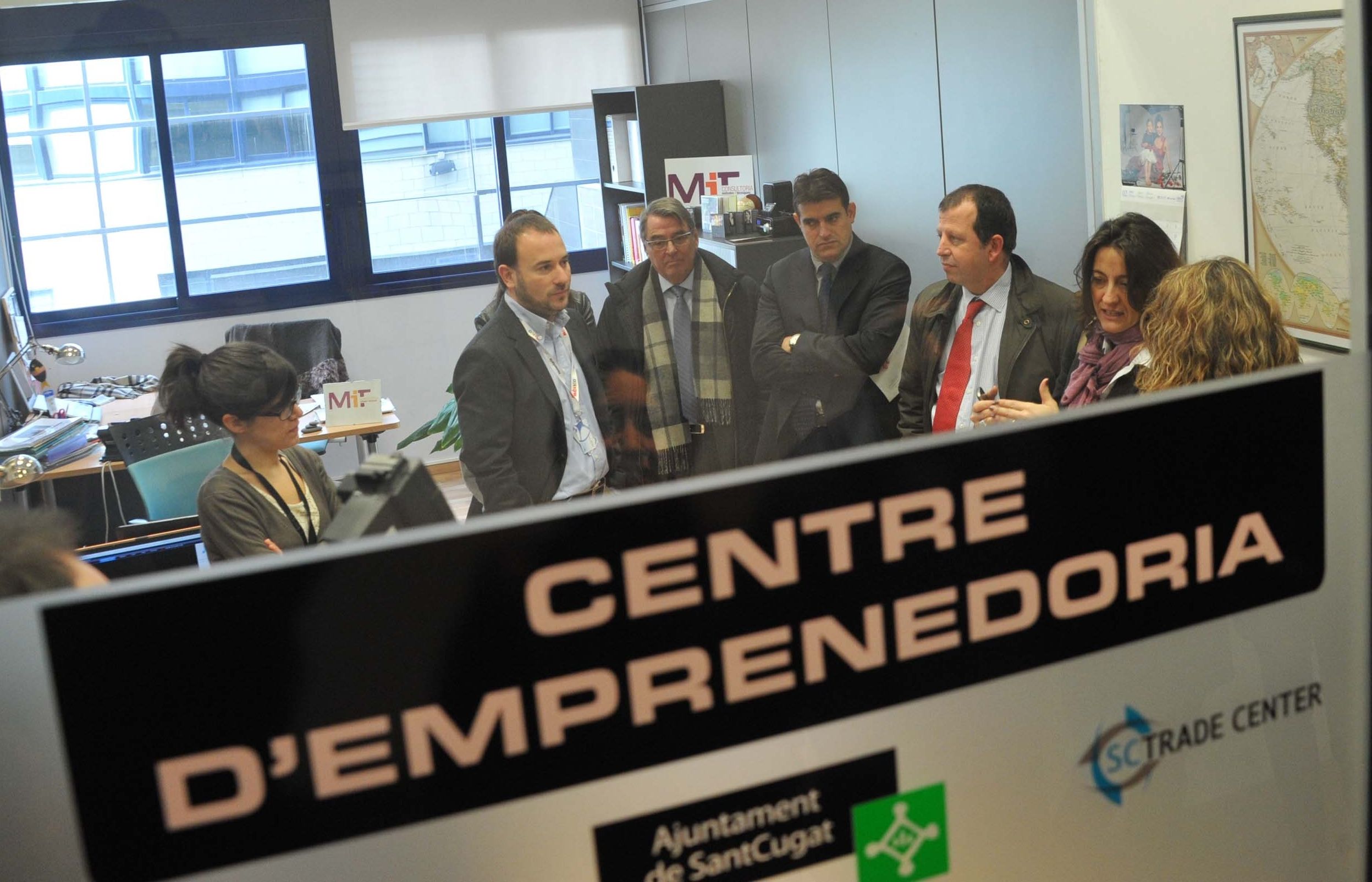 Mercè Conesa amb emprenedors del projecte Yuzz FOTO: JR Armadàs