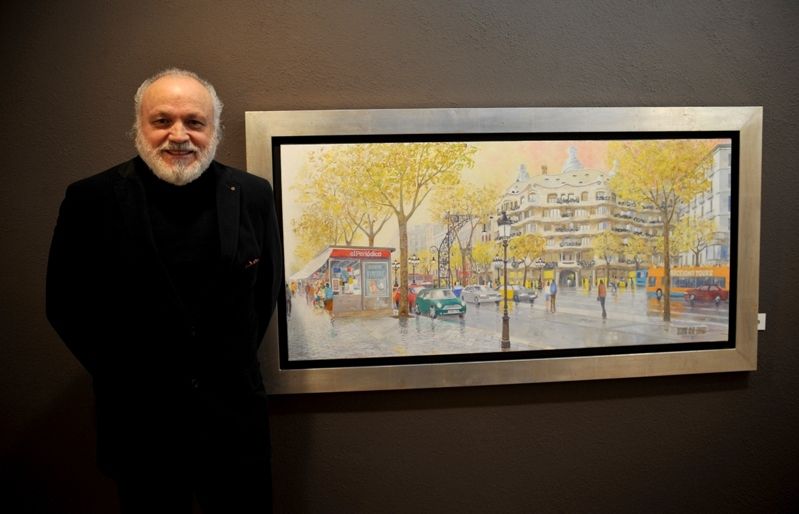 L'artista amb un dels seus quadres exposats a la Sala Rusiñol. FOTO: Amanda Bernal