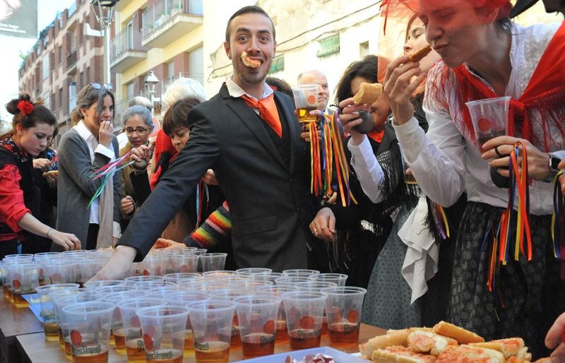 Diversos comerços i locals han col·laborat al cercavila oferint als balladors un refrigeri abans del ball.
