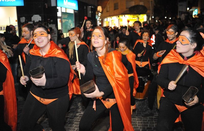Actuació durant la rua del grup de percussió Karabassà