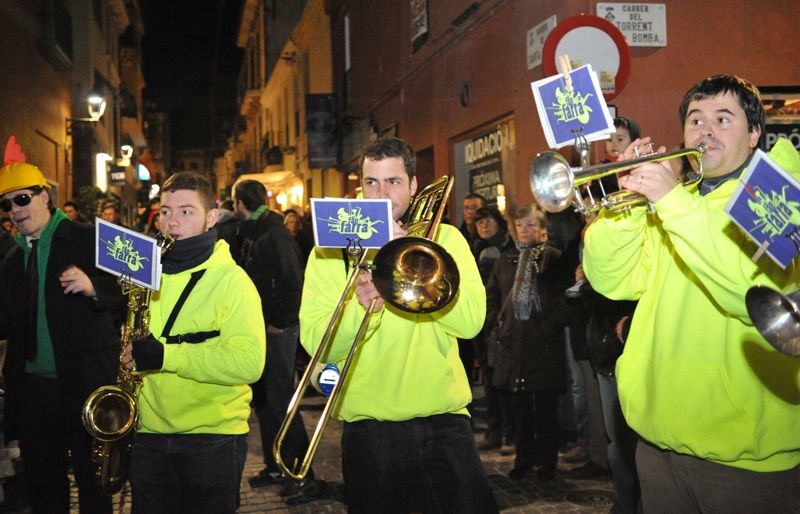 Actuació durant la rua del grup de percussió Fan Farra