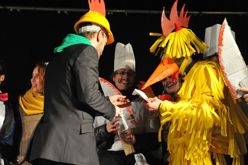 Membres de la comissió entreguen els premis