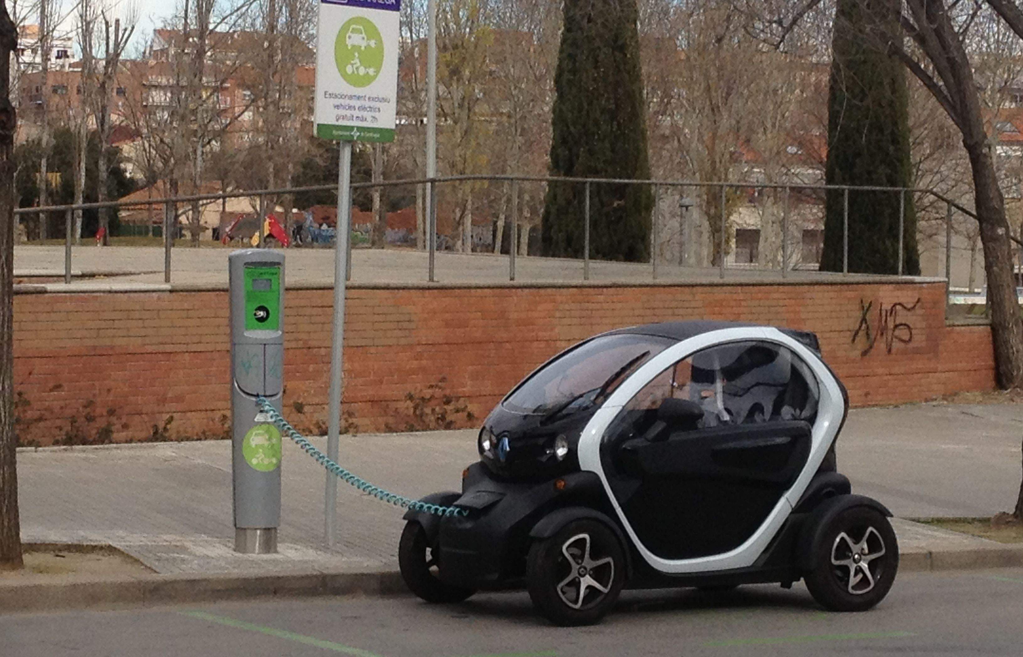 Un cotxe elèctric endollat al carregador del Pla del Vinyet. FOTO: Cedida