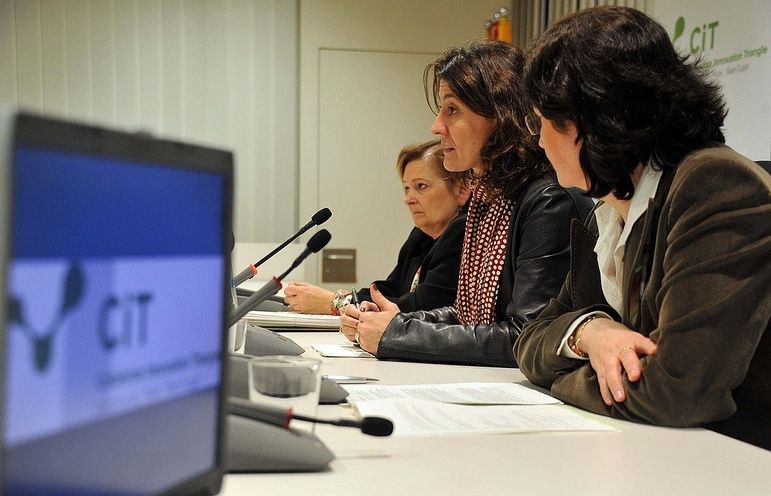 Les alcaldesses dels tres municipis a la sala de plens de Sant Cugat FOTO: Localpres