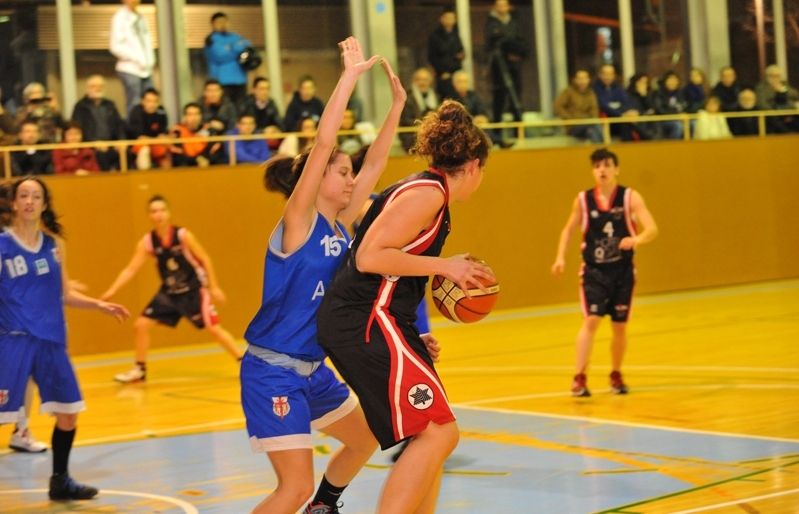 Míriam Palacios, en una acció del primer temps. FOTO: Amanda Bernal