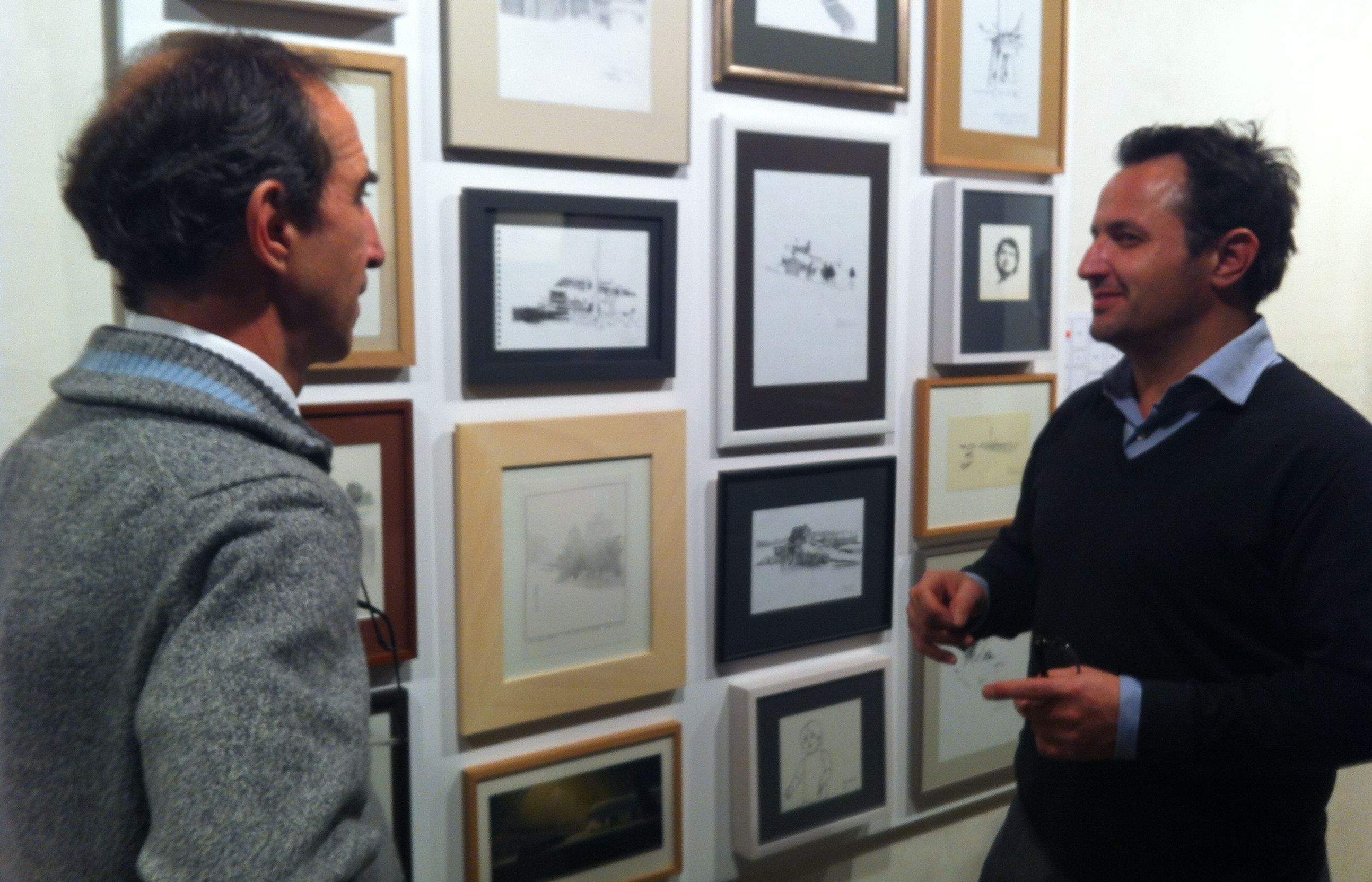 Rodés a la dreta de la imatge amb part de la seva obra. FOTO: Mariona Sagalés