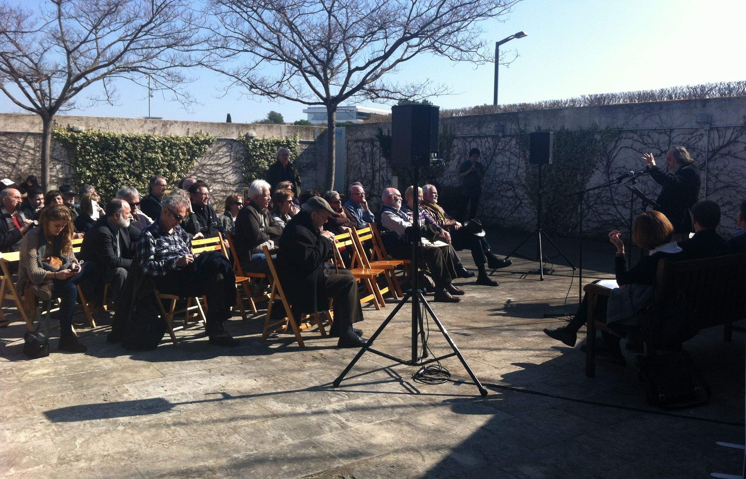 Una trentena de persones s'han donat cita al primer dels actes de l'Any Espriu. FOTO: Mariona Sagalés