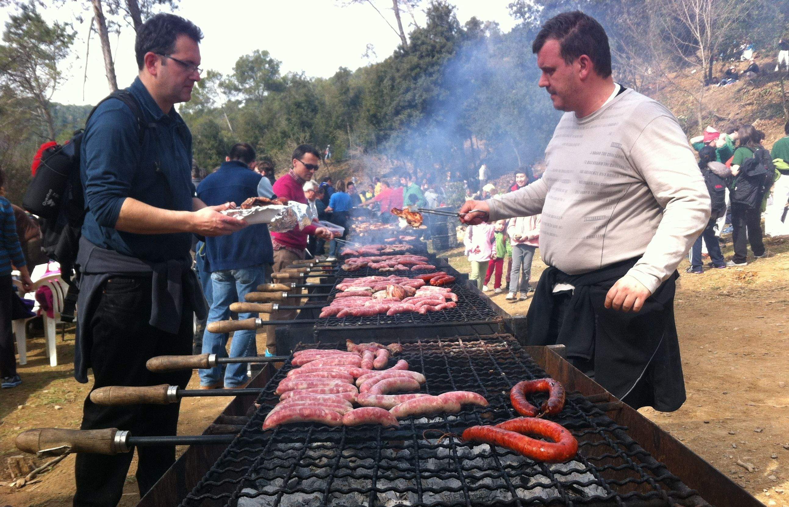 La carn a la brasa és un dels menjars típics de la diada de Sant Medir. FOTO: Mariona Sagalés