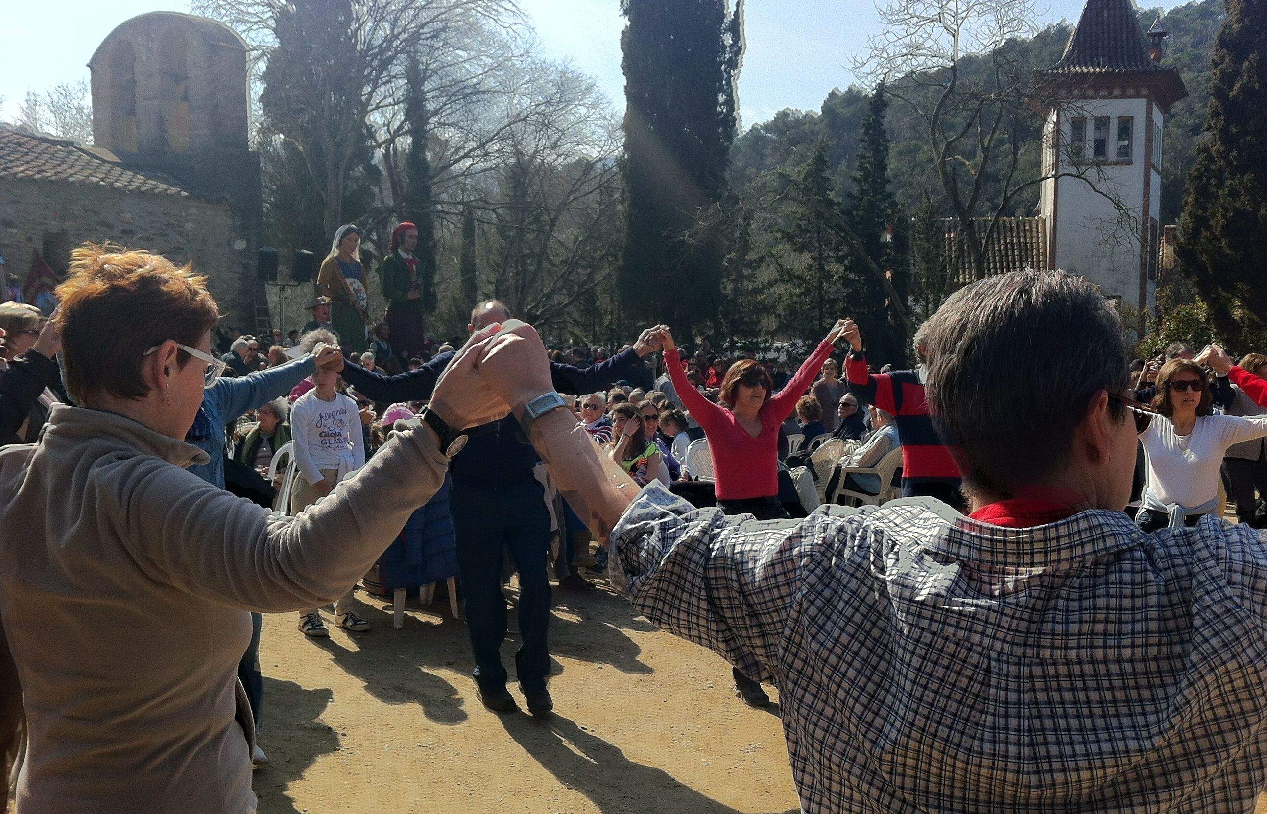 Els peregrins han ballat Sardanes entorn les 12.00 hores. FOTO: Mariona Sagalés