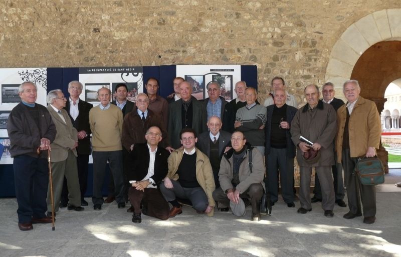 La Penya Regalèssia amb el regidor de Cultura lany 2008 al claustre. FOTO: Localpres