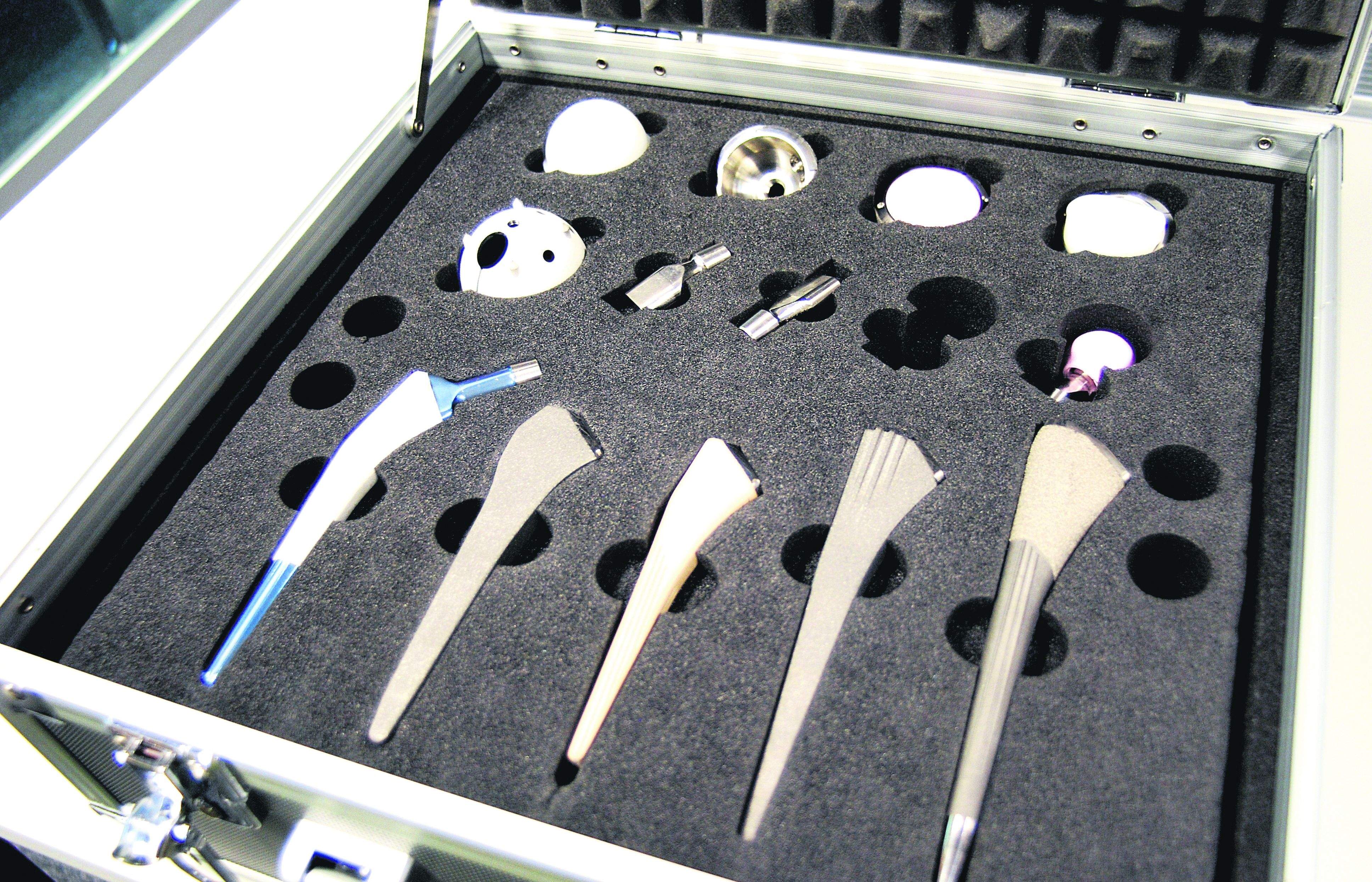 Implants de maluc que comercialitza l'empresa. FOTO: Bárbara Padilla