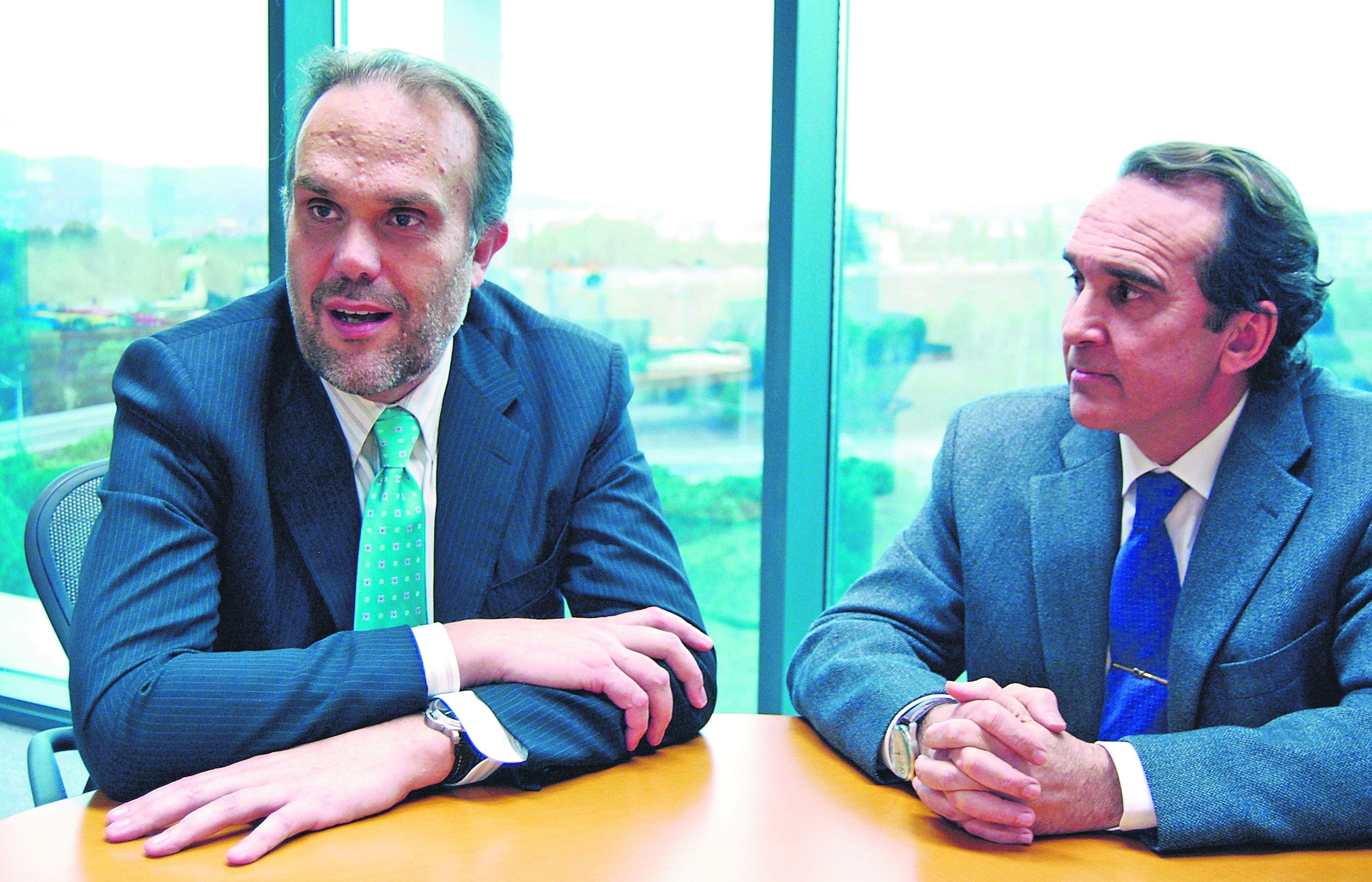Juan Nkuth, president de Palex Medical i el seu director general, Carlos Chordá, a la seu de seu de l'empresa. FOTO: Bárbara Padilla