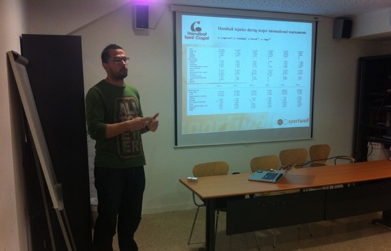 Xavi Linde, durant la xerrada al Club Handbol Sant Cugat. FOTO: Àlex López Puig