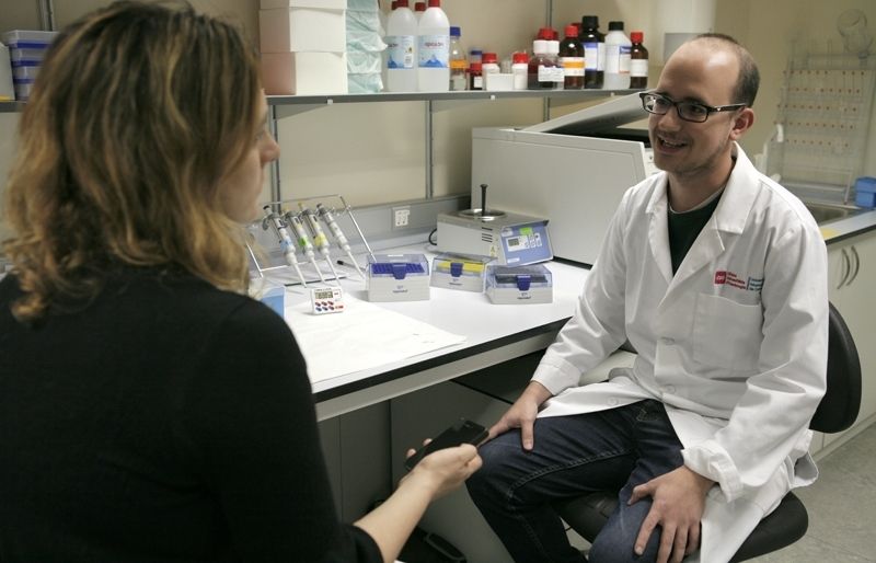 Amb només 24 anys Gil està llicenciat en Biotecnologia i té un màster en Investigació Biomèdica de la  i té un altre màster en Investigació Clínica i de Materials en Odontologia de la Universitat Internacional de Catalunya (UIC). . FOTO: Artur Ribera