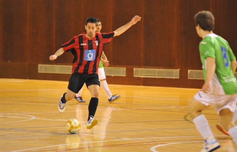 El santcugatenc Alex en una jugada del partit. Foto: Amanda Bernal