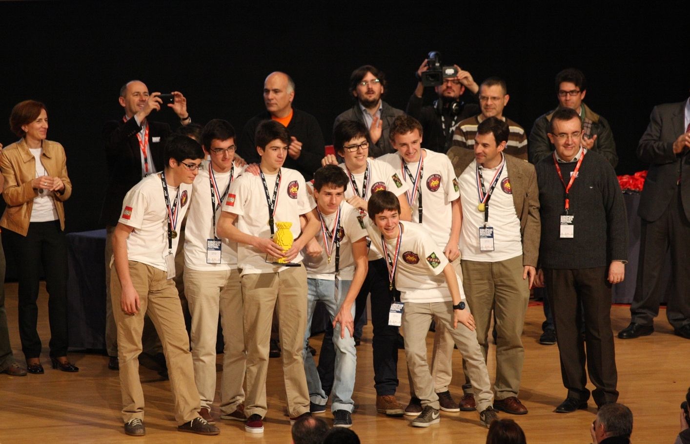 El grup d'estudiants segons després de rebre el premi. FOTO: Cedida
