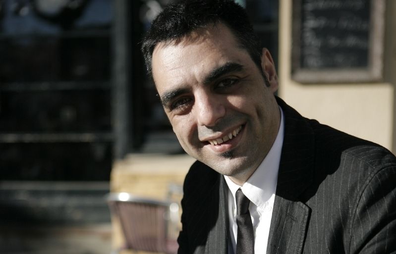 Jofre Llombart amb el seu llibre "Desmuntant la Caverna"