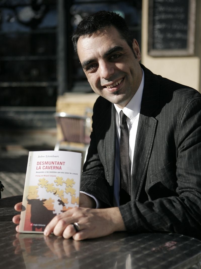 Jofre Llombart amb el seu llibre "Desmuntant la Caverna". FOTO: Artur Ribera