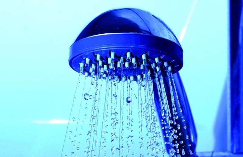 Per evitar relliscades, podeu posar una tarima al plat de dutxa