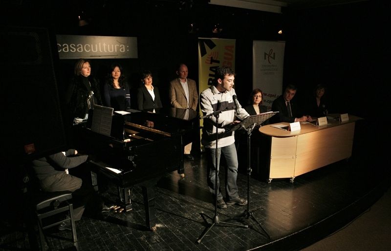 Momenta de la lectura de poesia en l'acte de reconeixement als voluntaris. FOTO: Artur Ribera