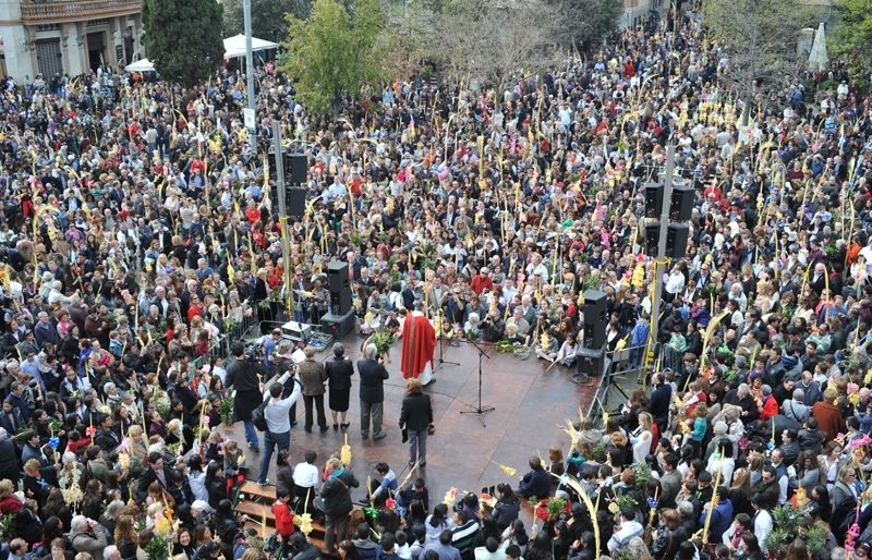 La Plaça d'Octavià, plena per rebre la benedicció de palmes i palmons. FOTO: Amanda Bernal