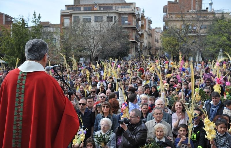 Centenars de fidels esperen la benedicció de Mn. Blai. FOTO: Amanda Bernal