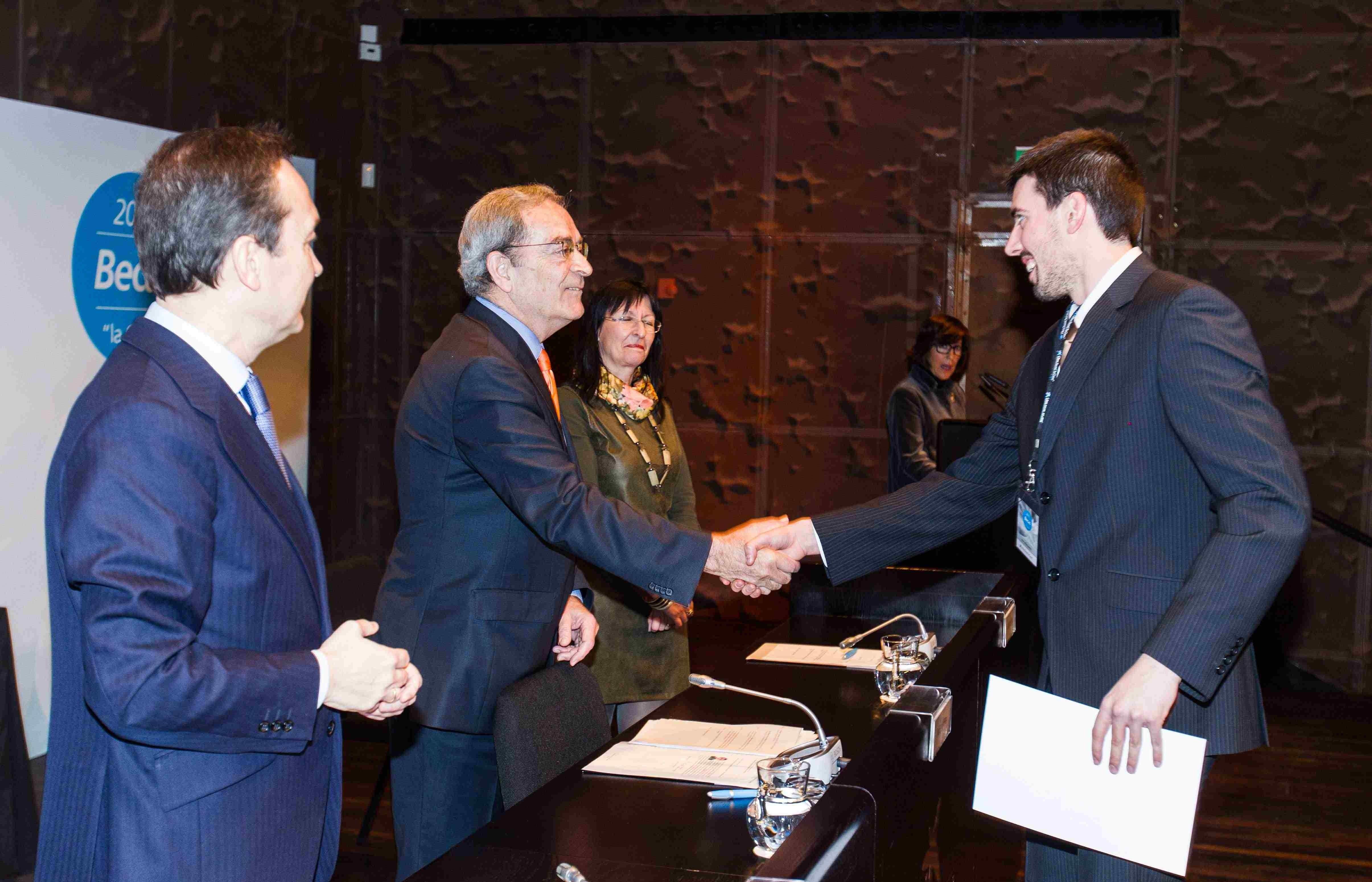 Marc Riera rep el diploma acreditatiu de mans de Jaume Lanaspa, director general de la Fundació 'la Caixa'. FOTO: Cedida