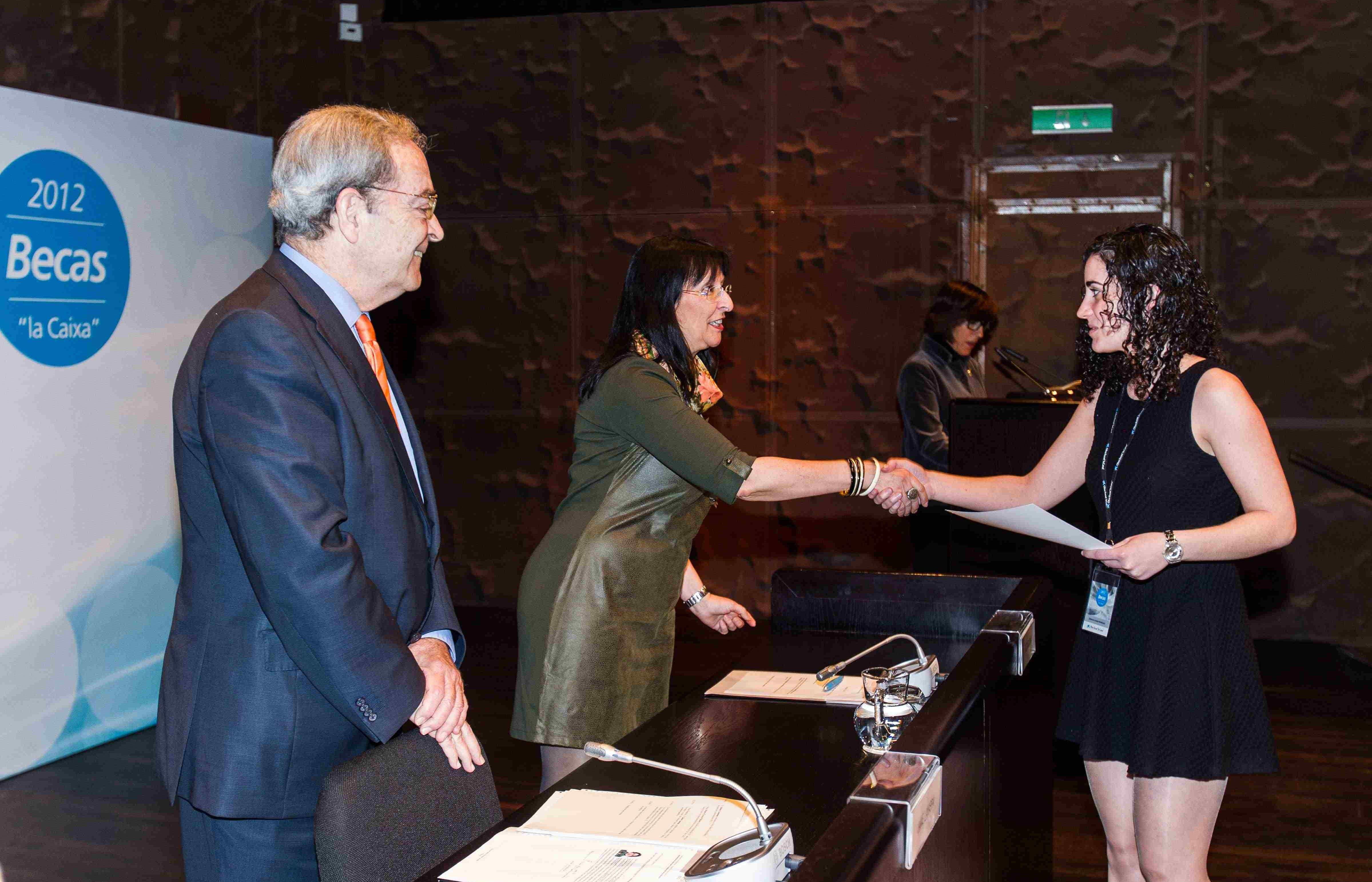 Zenaida Olano rebent el diploma acreditatiu. FOTO: Cedida