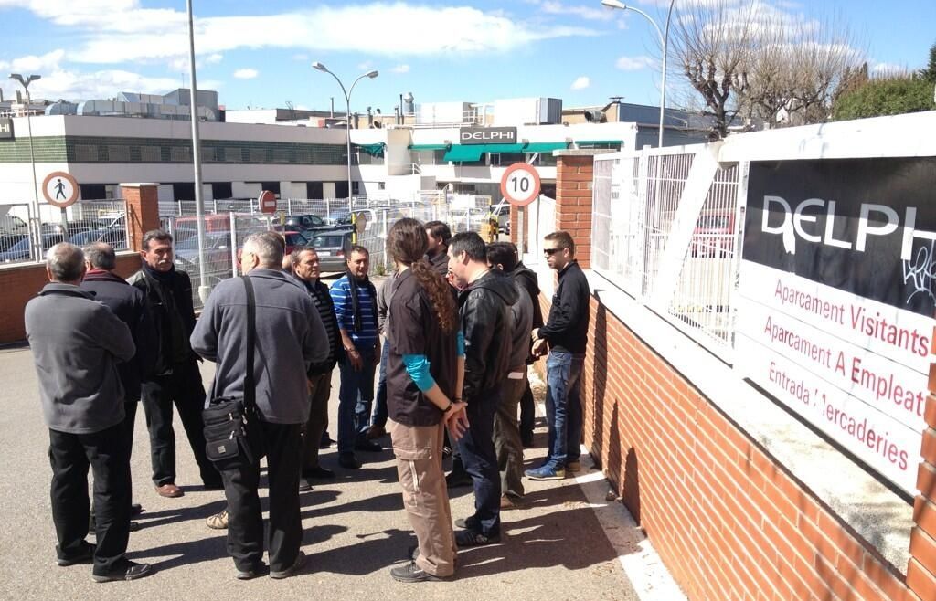 La concentració dels vaguistes davant la planta FOTO: Artur Ribera